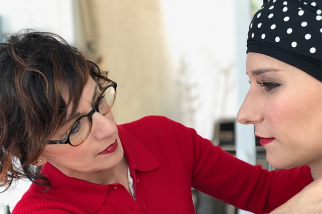 Maryline explique à cette femme atteinte d'un cancer comment mettre les turbans pour retrouver son estime de soi