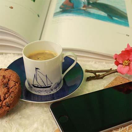 Photo d'un moment douceur avec un café, un cookie et un album personnalisé reçu en cadeau par un malade du cancer