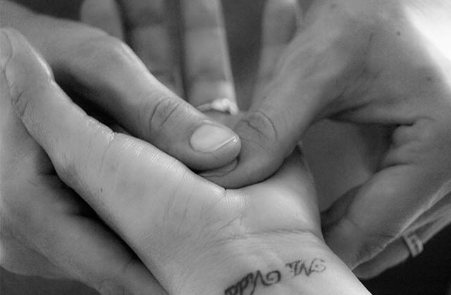 massage de la main en socio-esthétique