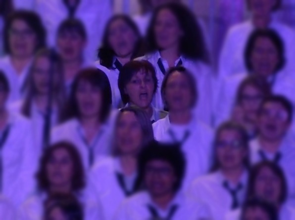 Béatrice en plein chant parmi les choristes
