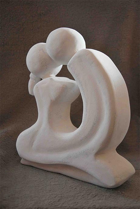 Un couple stylisé sculpté par Béatrice, ancienne patiente du cancer