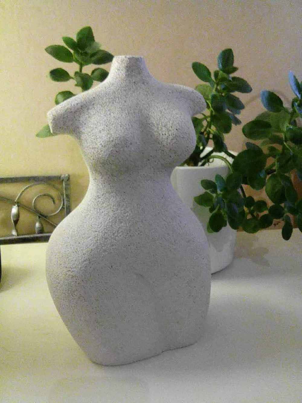 Un buste de femme sculpté par Béatrice, ancienne patiente du cancer