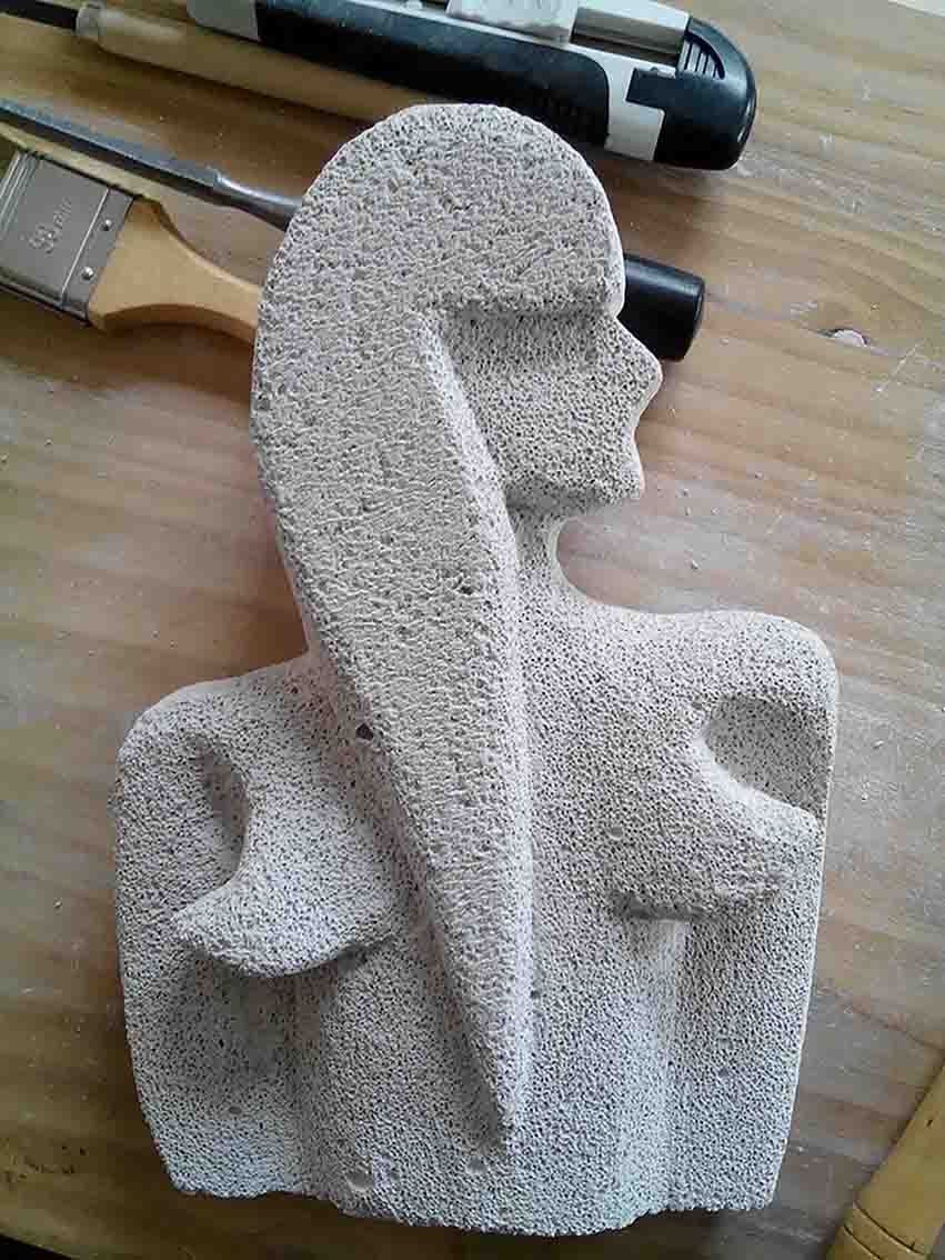 Un buste de femme en Siporex réalisé par Béatrice avant son cancer