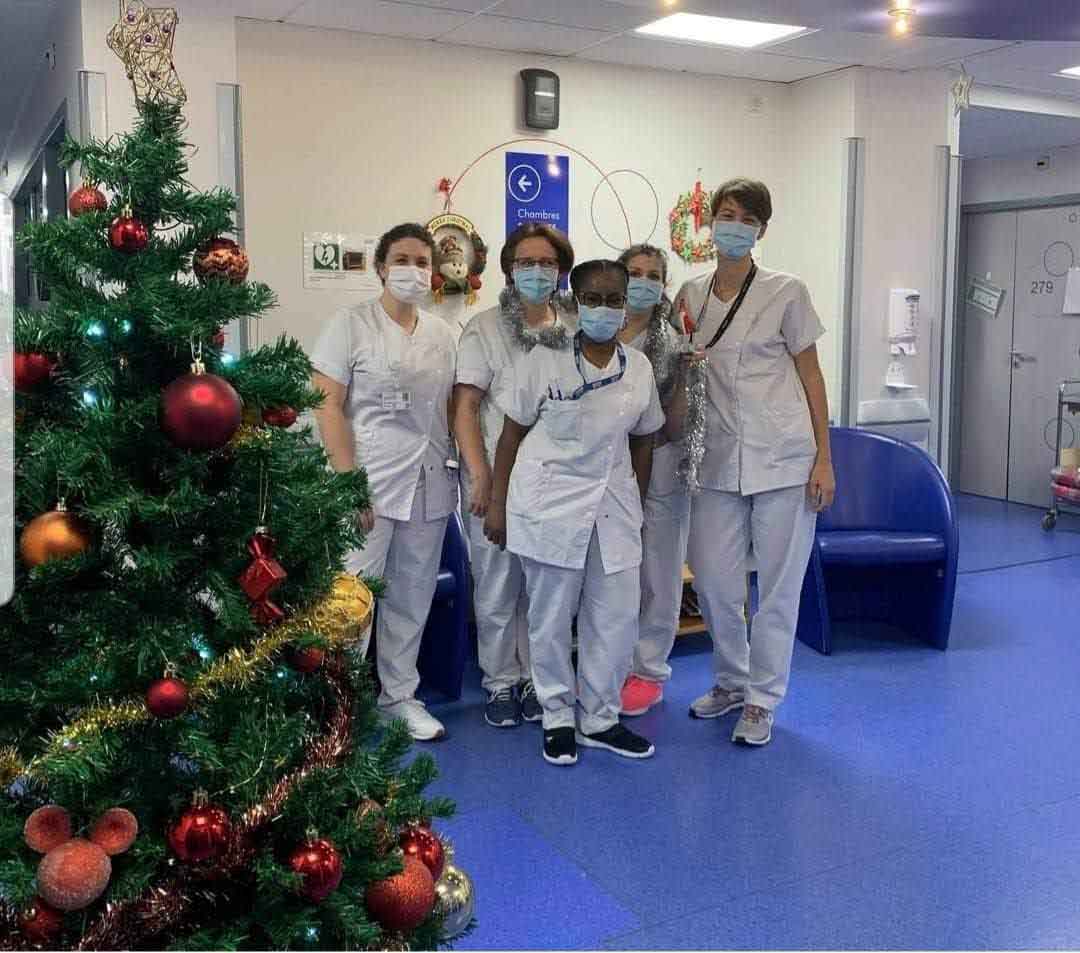 Noël à l'hôpital avec une équipe soignante à l'écoute