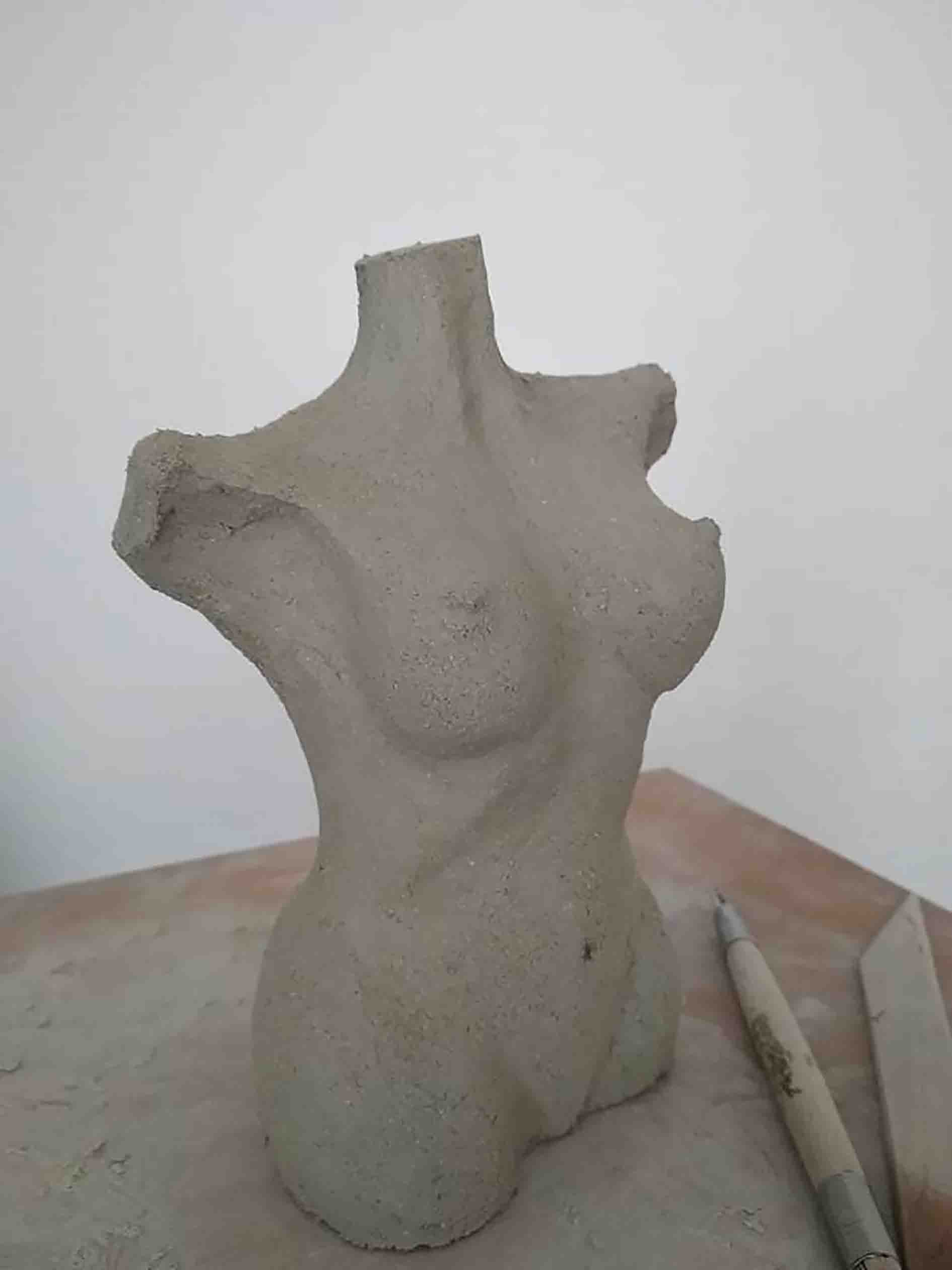 Sculpture d'un buste de femme réalisé par Béatrice, ancienne patiente du cancer