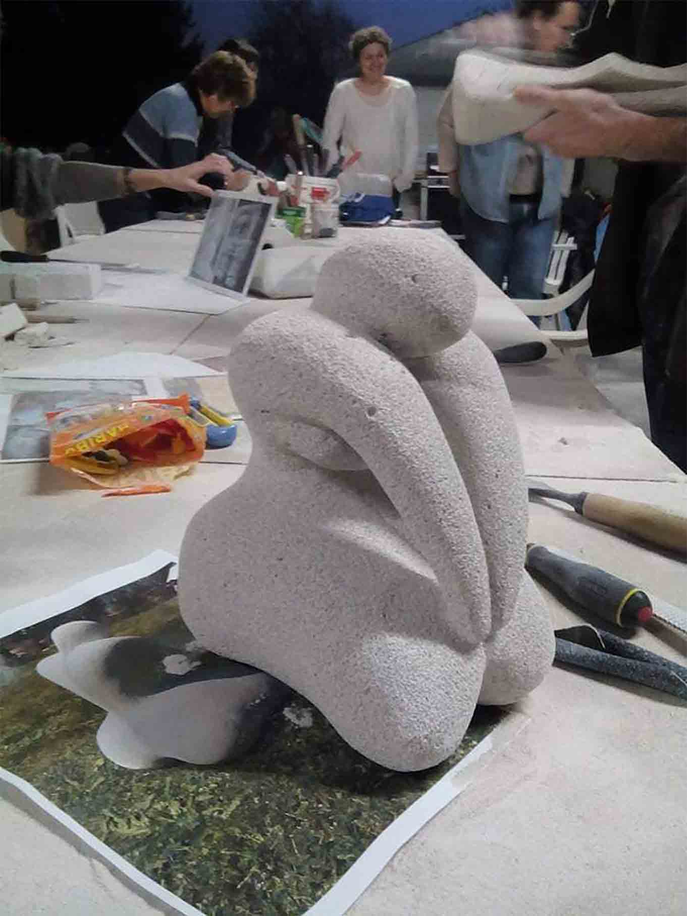 Sculpture de femme assise sur ses genoux réalisée par Béatrice, ancienne patiente du cancer