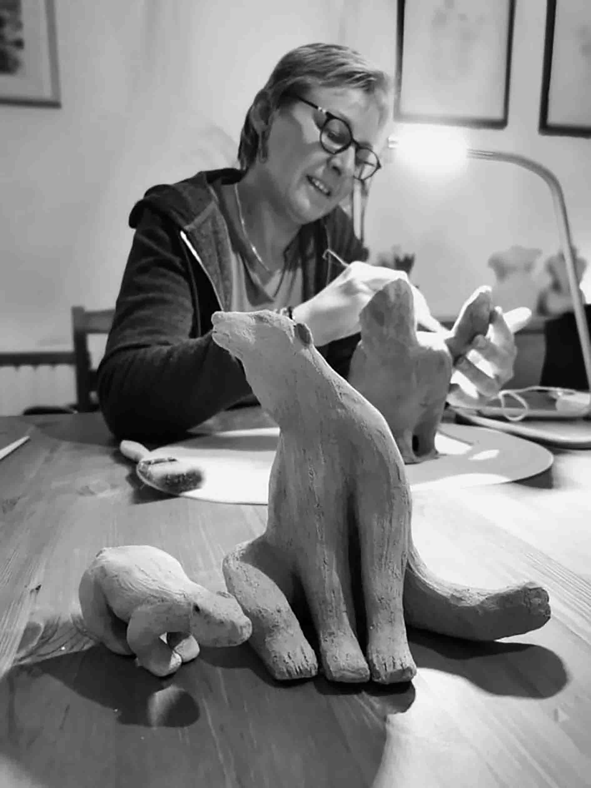 Photo de Béatrice, après son cancer, qui travaille sur une sculpture