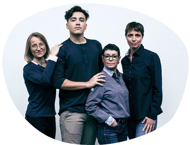 groupe portant les vêtements et accessoires contre le cancer