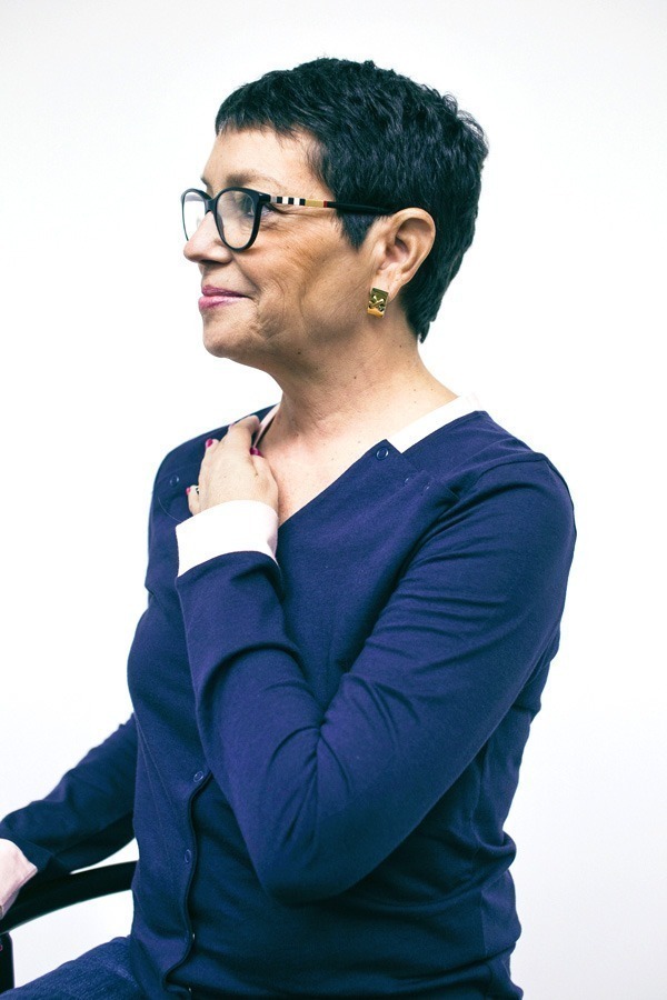 Photo de 3/4 du tee-shirt spécial chimio pour femme à manches longues