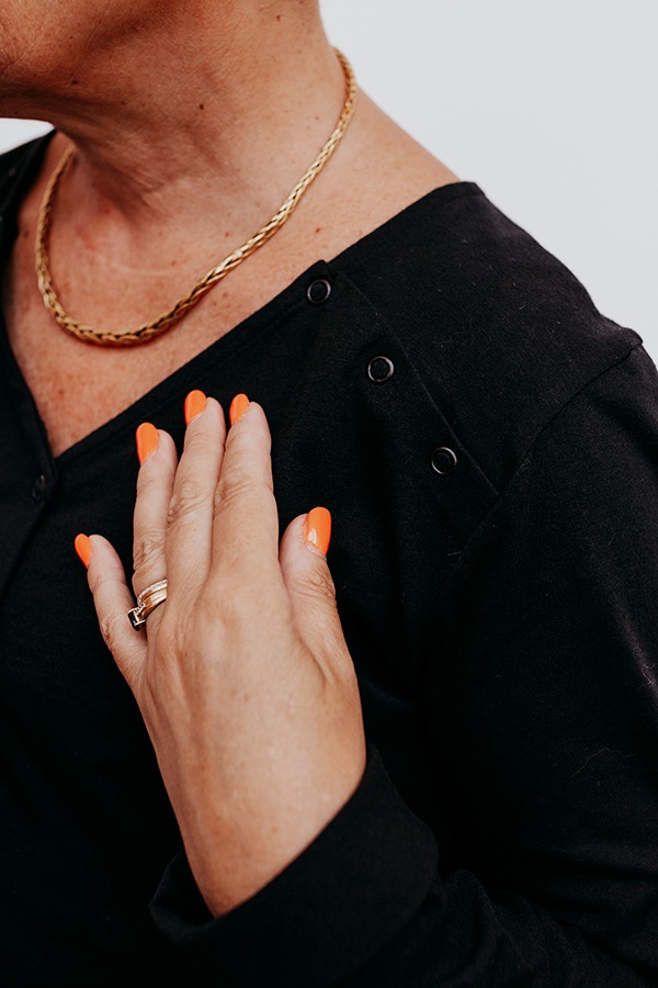 vêtement femme chimio PAC® noir bouton vêtement femme chimio PAC® noir bouton