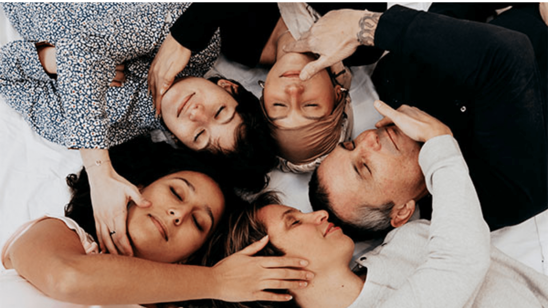 photo d'un groupe de personnes se soutenant mutuellement, figurant l'action d' aider un proche malade