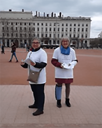 photo de deux malades du lymphœdème distribuant des prospectus pour informer sur le traitement