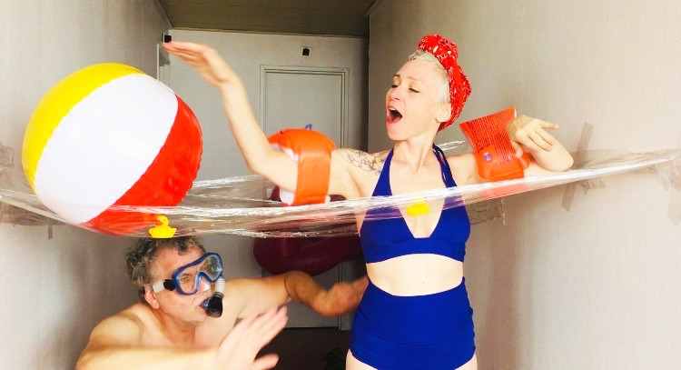 Parler du cancer de manière décalée : photo d'une scène de natation improvisée à l'hôpital