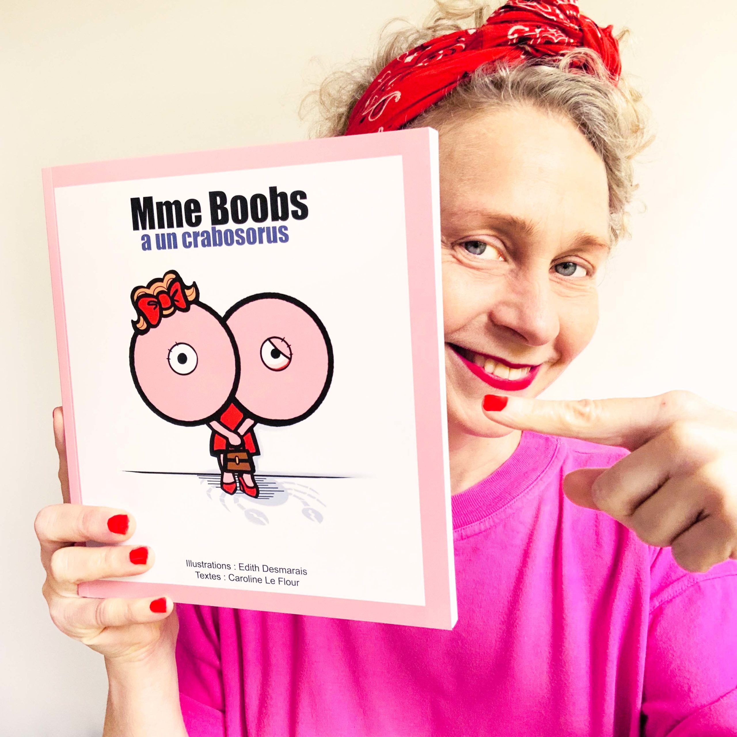 Photo d'Edith Desmarais qui présente un de ses livres visant à parler du cancer