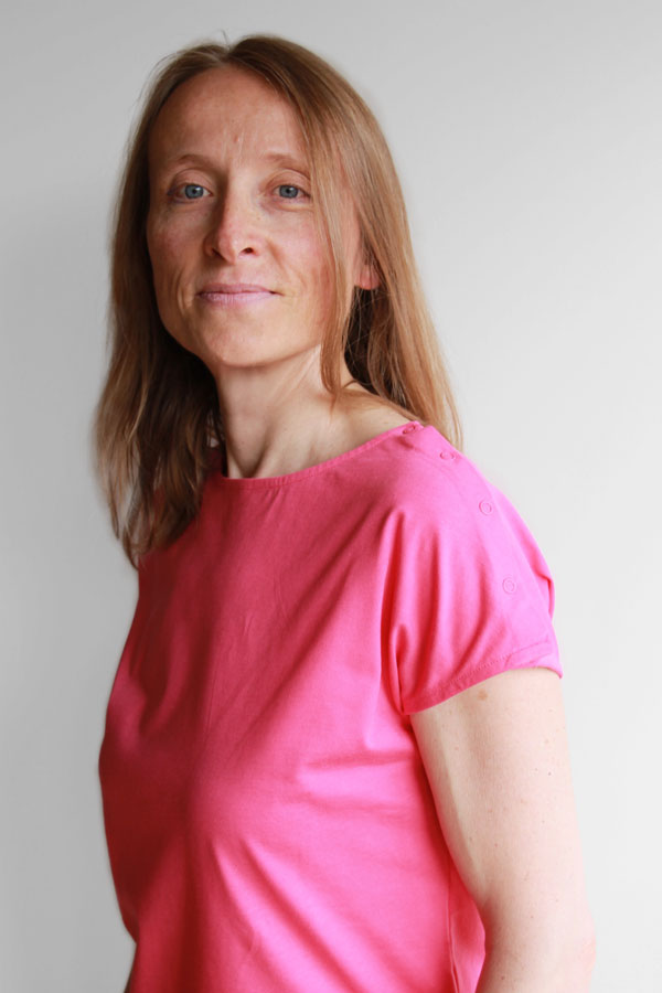 Le détail de la manche courte du tee-shirt pour femme avec un port-à-cath®