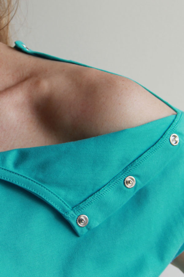 CALINEA_turquoise_zoom Zoom sur l'ouverture au niveau de l'épaule du tee-shirt spécial chimio pour femme à manches courtes