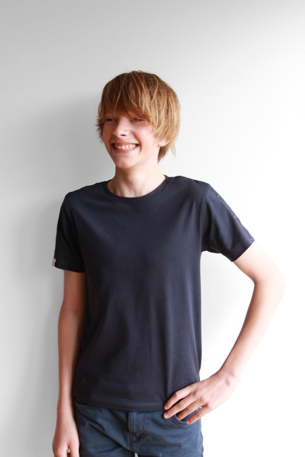 Photo du tee-shirt adapté au Broviac® pour enfant à manches courtes