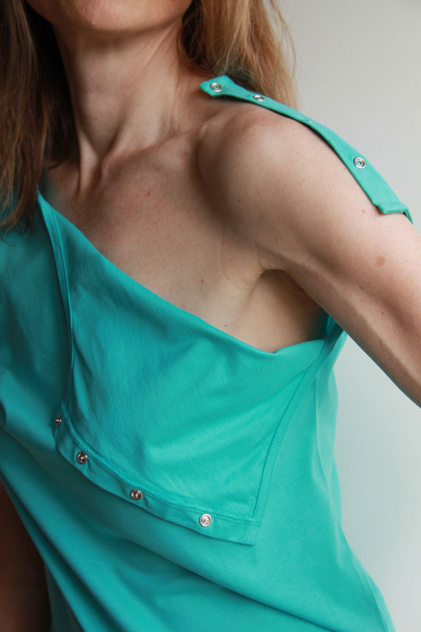 Calinea_turquoise_ouvert Zoom sur l'ouverture au niveau du thorax du tee-shirt spécial chimio pour femme à manches courtes