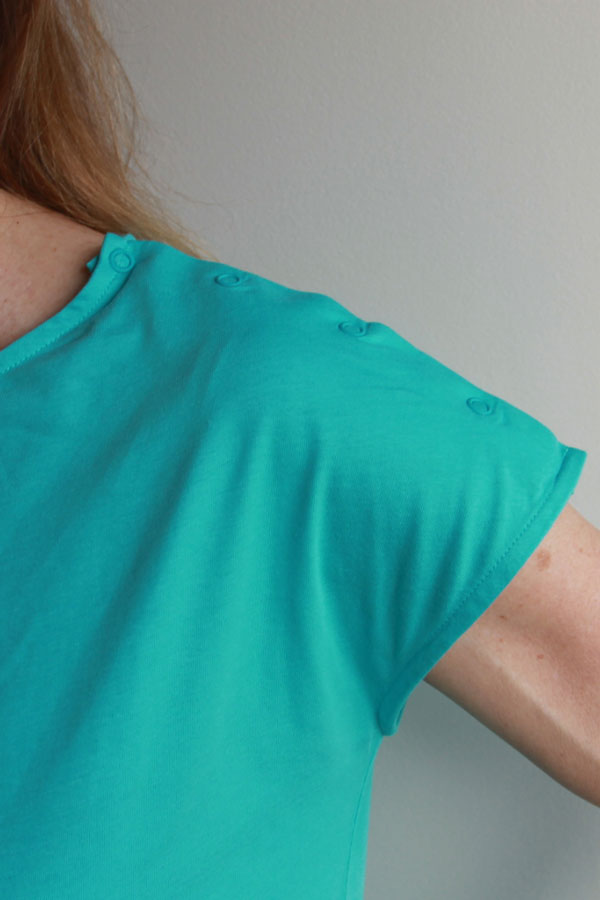 Calinea_turquoise_zoom_fermer Zoom sur les boutons-pression au niveau de l'épaule du tee-shirt spécial chimio pour femme à manches courtes