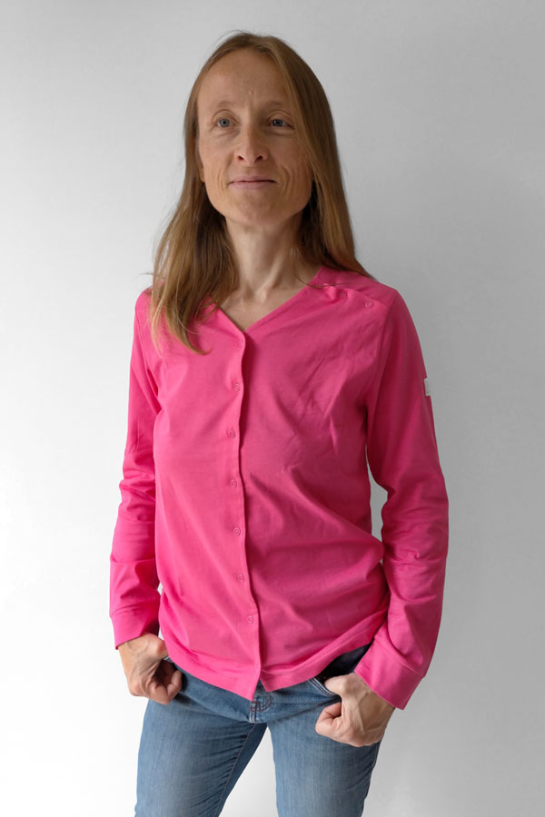 Le vêtement spécial chimiothérapie pour femme équipée d'un dispositif de perfusion au niveau du thorax