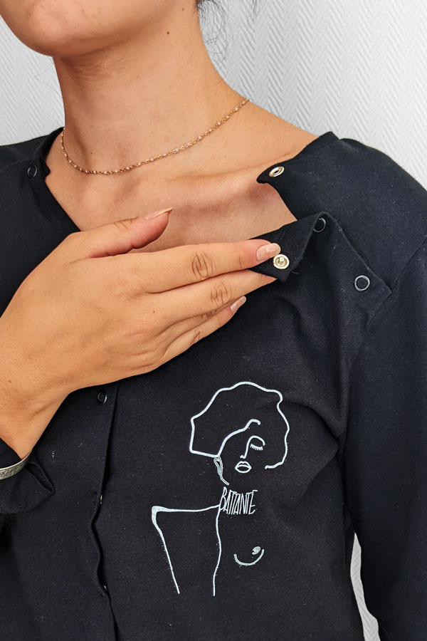 COCOONEA_zoom_boutons_collab_roversi Le détail de l'ouverture du vêtement spécial perfusion à travers une chambre implantable, illustré d'un dessin de battante