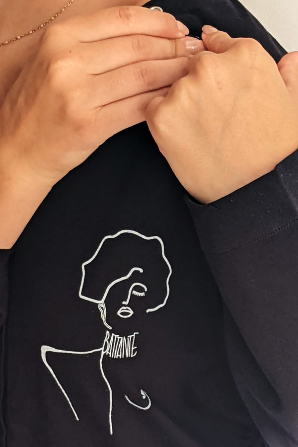 COCOONEA_zoom_collab_roversi Zoom sur l'illustration du vêtement spécial perfusion à travers une chambre implantable, et sur les boutons pression au niveau de l'épaule