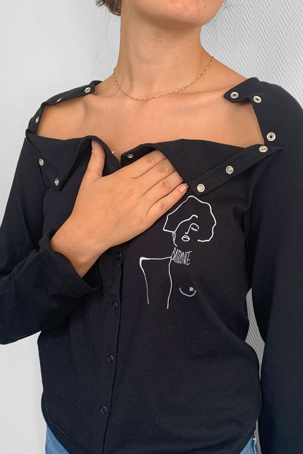 COCOONEA_zoom_ouverture_collab_roversi L'ouverture des deux côtés du vêtement spécial perfusion à travers une chambre implantable, illustré d'un dessin de battante