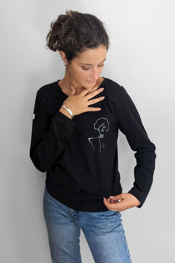 Le vêtement spécial perfusion à travers une chambre implantable, illustré d'un dessin de battante