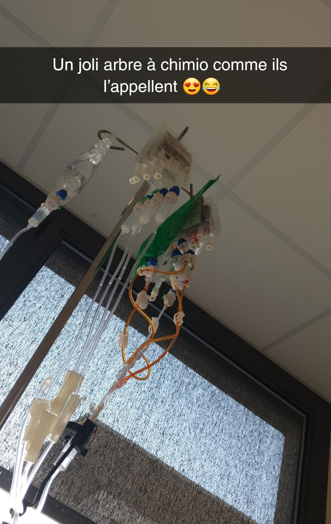 photo d'une potence avec des perfusions appelée l'arbre à chimio lors du parcours de cancer d'une ado