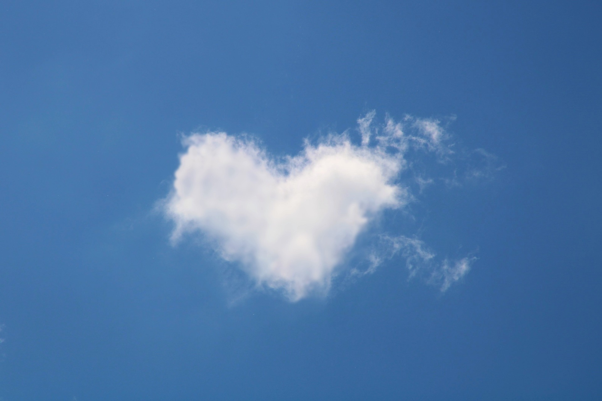 Nuage en forme de coeur représentatif de l'amour qui permet d'accompagner un proche pendant une épreuve de cancer