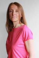 Le détail de la manche courte du tee-shirt pour femme avec un port-à-cath®