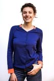 La version T-shirt bleu nuit du vêtement pour femme pendant un cancer